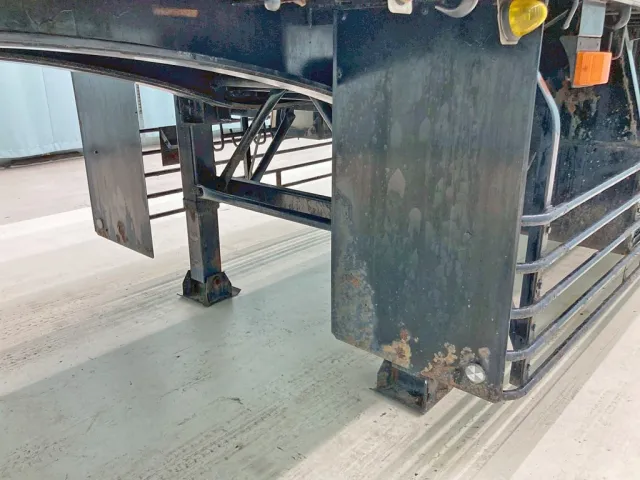 補助脚前方の左右泥除けにサビがあります。|トレクス  PFB34117の写真31