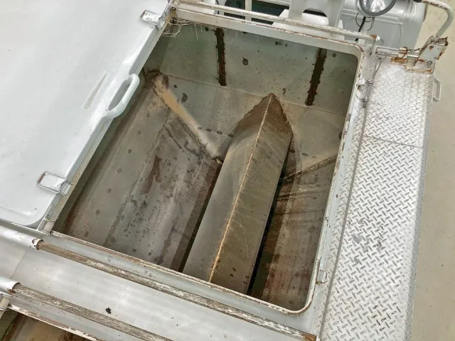 タンク内部の状態です。(前方)|三菱 キャンター PA-FE73DB(2WD)の写真12