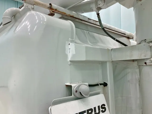 リヤ助手席側上部に亀裂・手塗り箇所があります。|三菱 キャンター PA-FE73DB(2WD)の写真15