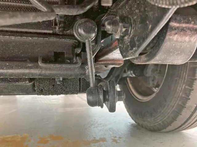 前方スタビライザーの助手席側ロッドの状態です。|三菱 キャンター PA-FE73DB(2WD)の写真27