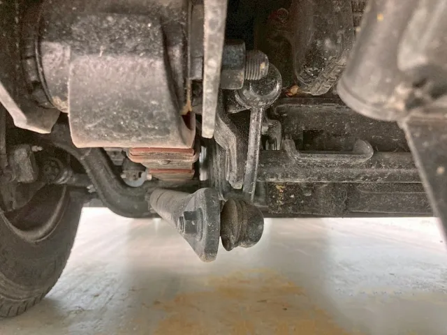 前方スタビライザーの運転席側ロッドに少々曲がりがあります。|三菱 キャンター PA-FE73DB(2WD)の写真28