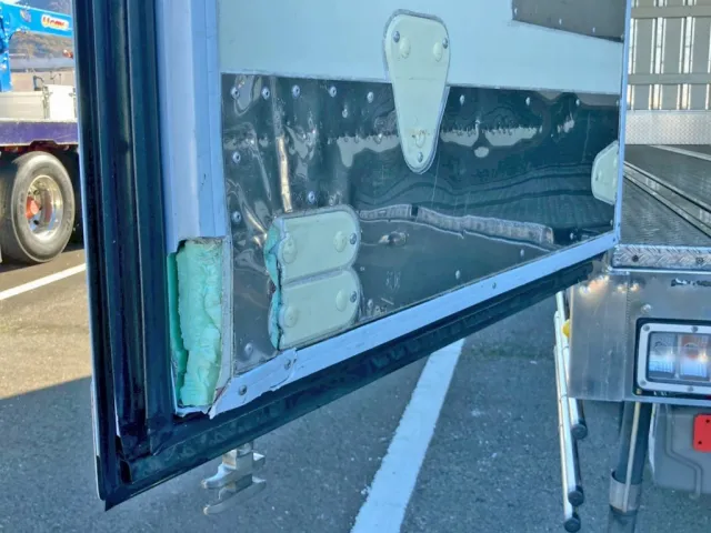 助手席側リヤドア下部に割れ・キズがあります。|日野 レンジャー 2KG-FD2ABG(2WD)の写真13