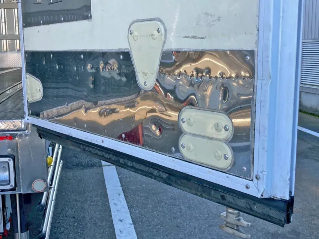 運転席側リヤドア下部にキズがあります。|日野 レンジャー 2KG-FD2ABG(2WD)の写真14