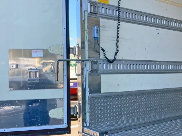 門口助手席側下部の樹脂パネルに割れがあります。|日野 レンジャー 2KG-FD2ABG(2WD)の写真15