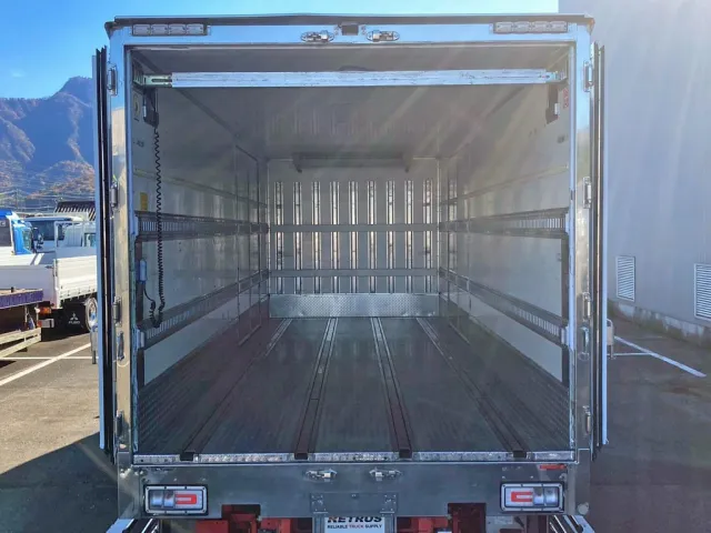 門口周りはステンレス製です。|日野 レンジャー 2KG-FD2ABG(2WD)の写真18