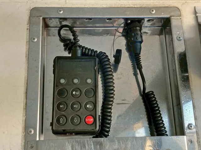 ボディー運転席側後方上部にエアサスのコントローラーが付いています。|日野 レンジャー 2KG-FD2ABG(2WD)の写真19