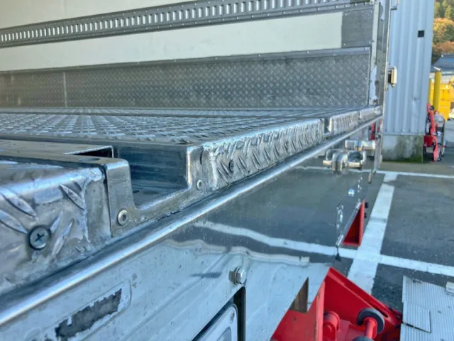 ジョロダーレール後端にヘコミがあります。(助手席側)|日野 レンジャー 2KG-FD2ABG(2WD)の写真20