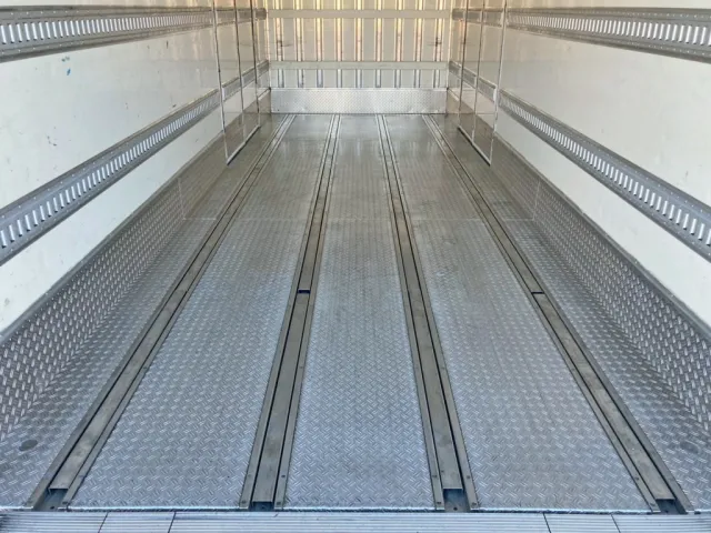 床は縞板アルミ製・ジョロダーレールが4列付いています。|日野 レンジャー 2KG-FD2ABG(2WD)の写真22