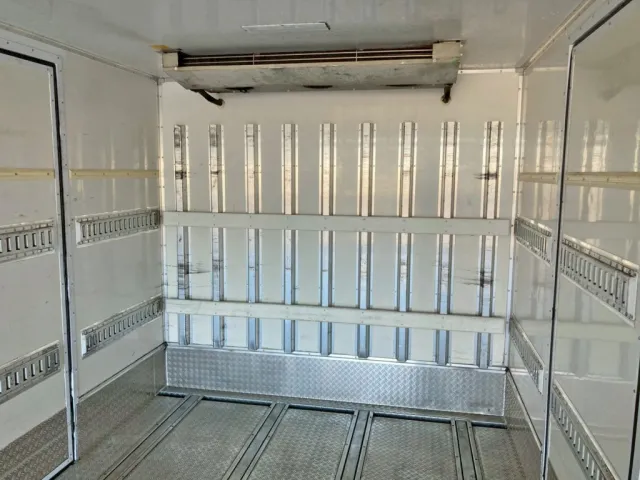 冷凍機の吹き出し口です。(冷凍機は吊り下げ式です)|日野 レンジャー 2KG-FD2ABG(2WD)の写真23