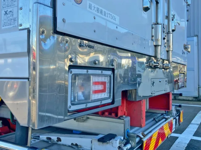 リヤレールの所々にヘコミがあります。(助手席側)|日野 レンジャー 2KG-FD2ABG(2WD)の写真31