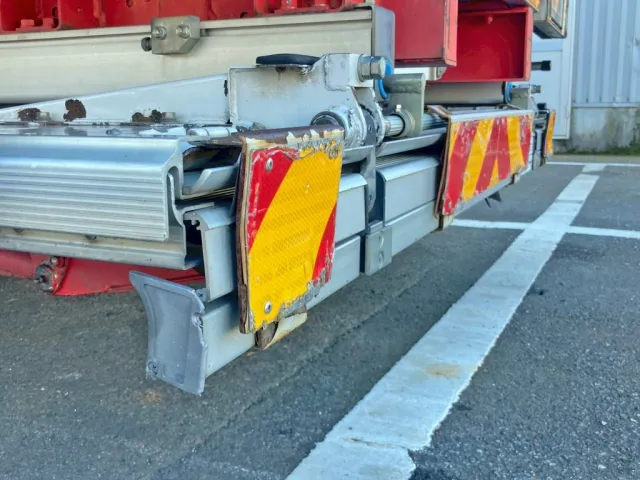 反射板に少々曲がりがあります。(助手席側)|日野 レンジャー 2KG-FD2ABG(2WD)の写真33