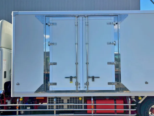 助手席側前方に観音開き式のサイドドアが付いています。(蝶番・ハンマーロック・キャッチはステン)|日野 レンジャー 2KG-FD2ABG(2WD)の写真35