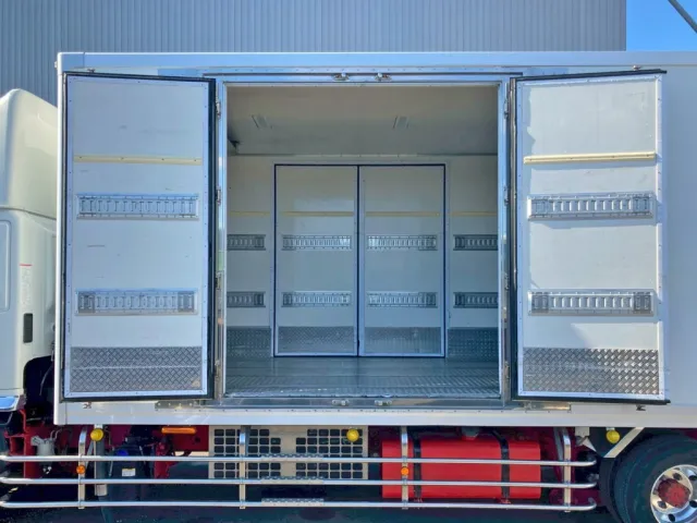 助手席側サイドドアを開いた状態です。(門口周りはステンレス製です)|日野 レンジャー 2KG-FD2ABG(2WD)の写真36