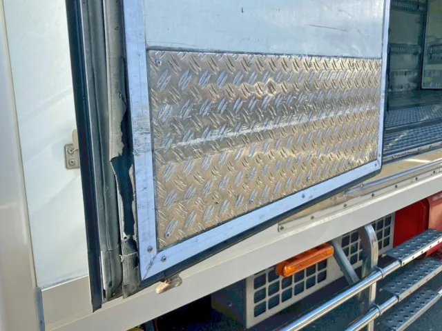 前方ドア下部のゴムに破れ・アルミ部分にキズがあります。|日野 レンジャー 2KG-FD2ABG(2WD)の写真37