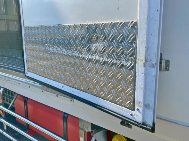 後方ドア下部にキズがあります。|日野 レンジャー 2KG-FD2ABG(2WD)の写真38