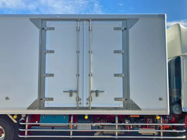 運転席側前方に観音開き式のサイドドアが付いています。(蝶番・ハンマーロック・キャッチはステン)|日野 レンジャー 2KG-FD2ABG(2WD)の写真39