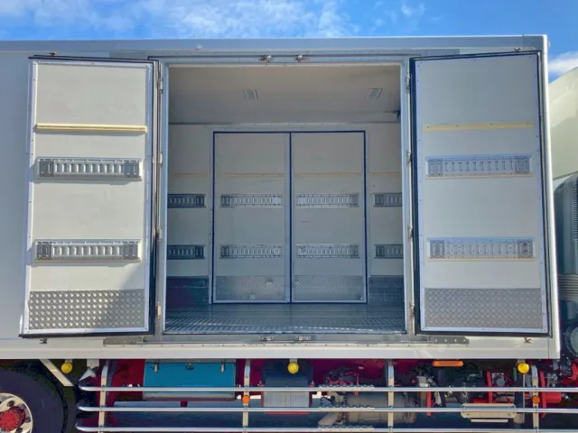 運転席側サイドドアを開いた状態です。(門口周りはステンレス製です)|日野 レンジャー 2KG-FD2ABG(2WD)の写真41