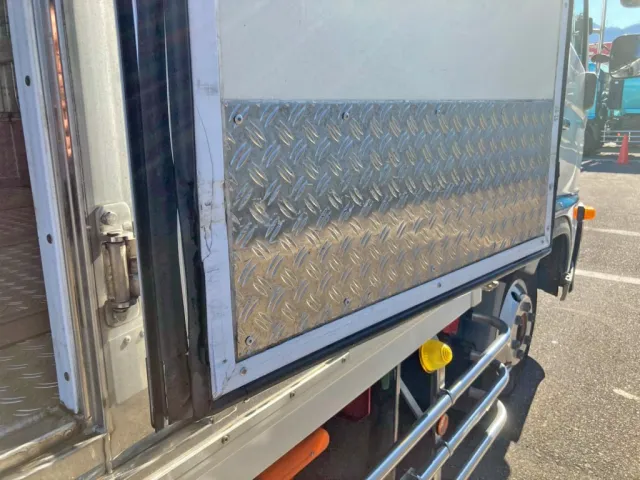 前方ドア下部の樹脂パネルに割れ・アルミ部分にキズがあります。|日野 レンジャー 2KG-FD2ABG(2WD)の写真43