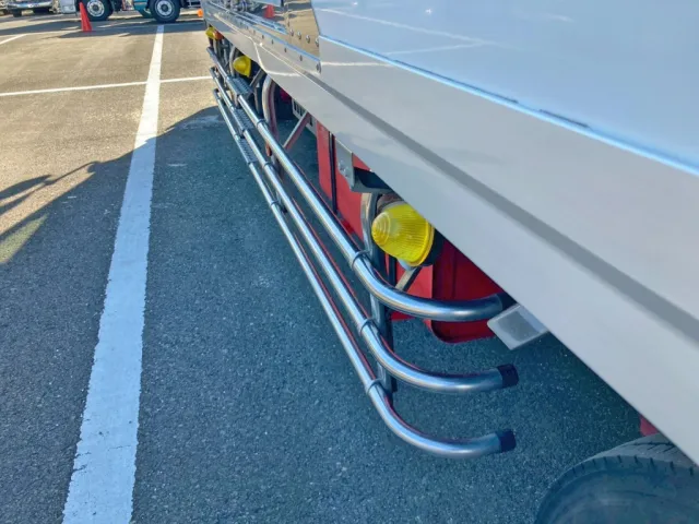 助手席側サイドバンパー後方ステーに少々曲がりがあります。|日野 レンジャー 2KG-FD2ABG(2WD)の写真44