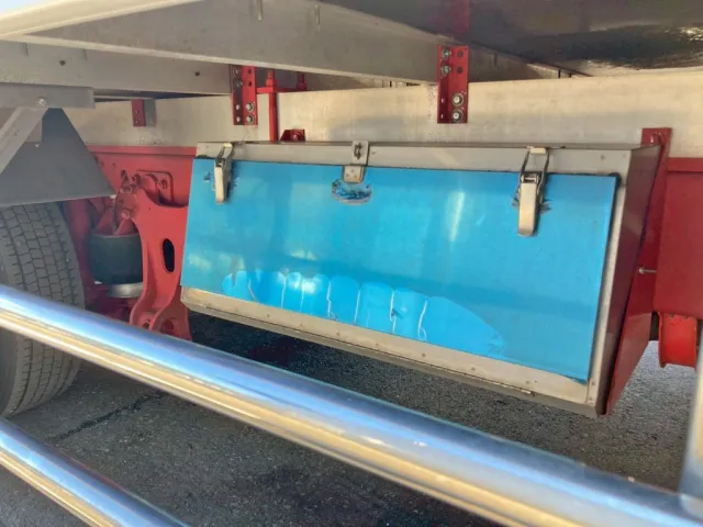 ボディー運転席側中央部にステンレス製の工具箱が付いています。|日野 レンジャー 2KG-FD2ABG(2WD)の写真46