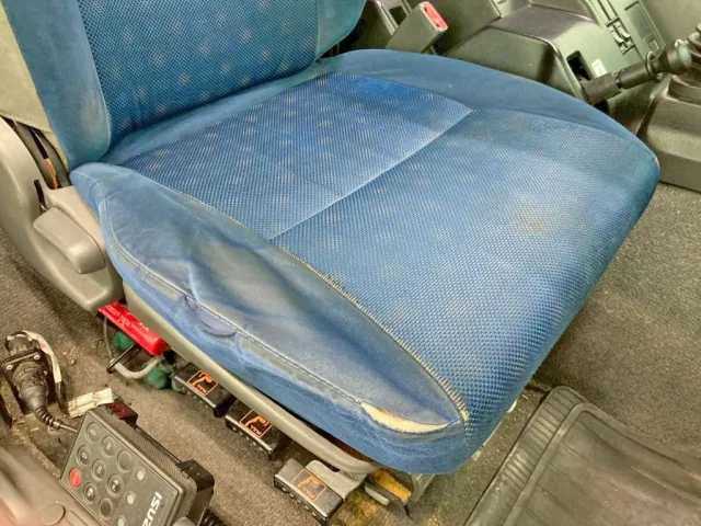 運転席座面にヘタリ・破れがあります。|いすゞ ギガ QKG-CYL77Aの写真8