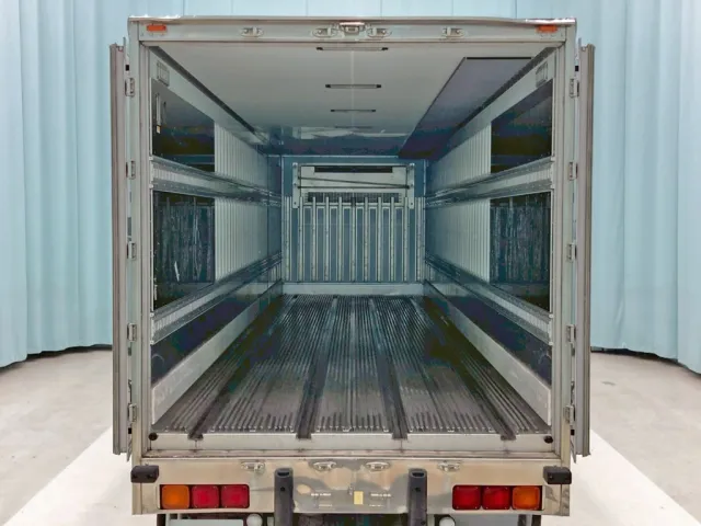 門口周りはステンレス製です。|いすゞ ギガ QKG-CYL77Aの写真10