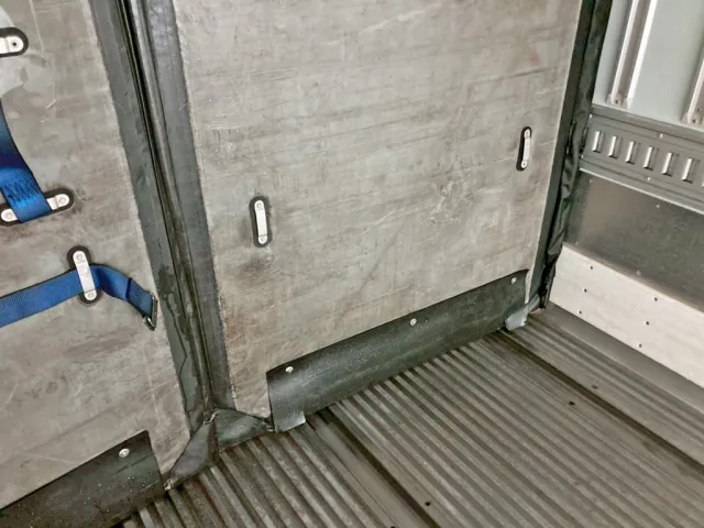 運転席側仕切り板下側のベルトが欠品しています。|いすゞ ギガ QKG-CYL77Aの写真13