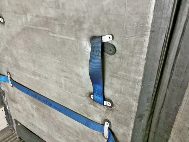 助手席側仕切り板持ち手部分の留め具が外れています。|いすゞ ギガ QKG-CYL77Aの写真14