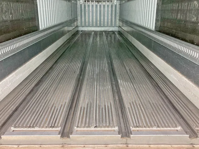 床はT型キーストン アルミ製です。(ジョロダーレールが4列付いています)|いすゞ ギガ QKG-CYL77Aの写真15