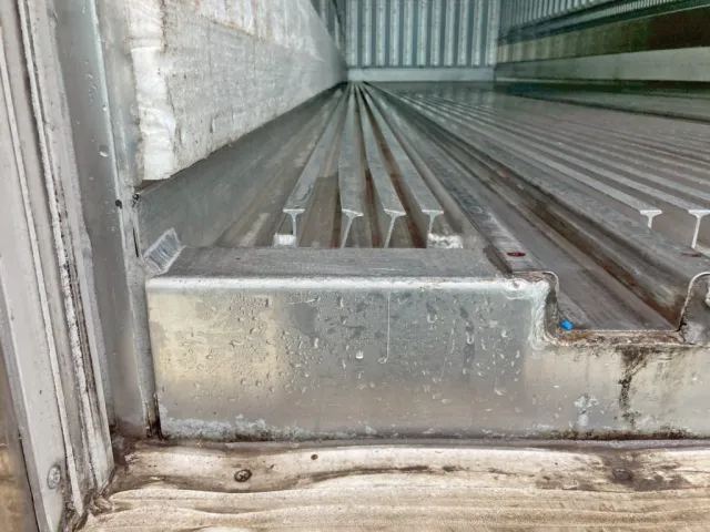 キーストンが少々傾いています。(助手席より1列目)|いすゞ ギガ QKG-CYL77Aの写真16