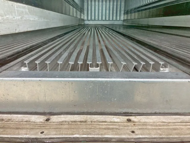 キーストンが少々傾いています。(助手席より2列目)|いすゞ ギガ QKG-CYL77Aの写真17