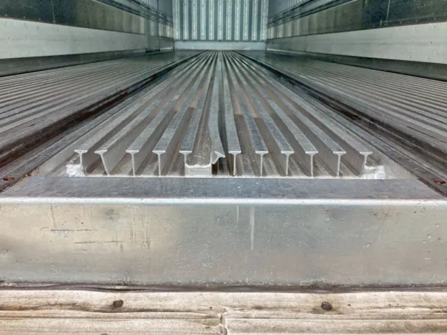 キーストンが少々傾いています。(助手席より3列目)|いすゞ ギガ QKG-CYL77Aの写真18