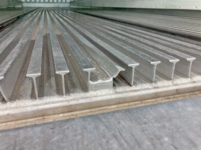 中央のキーストンに割れがあります。|いすゞ ギガ QKG-CYL77Aの写真19