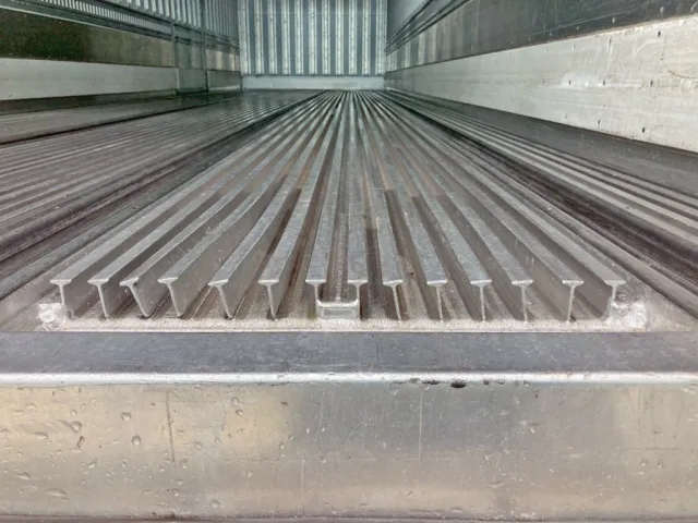 キーストンが少々傾いています。(助手席より4列目)|いすゞ ギガ QKG-CYL77Aの写真20