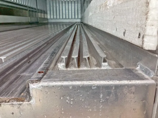 キーストンが少々傾いています。(助手席より5列目)|いすゞ ギガ QKG-CYL77Aの写真21