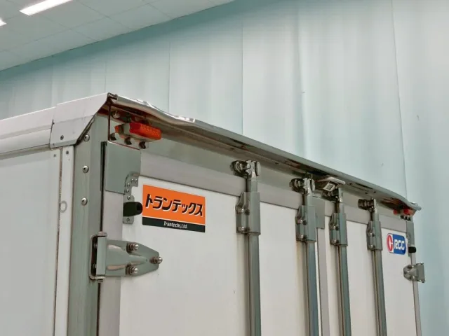 雨どい助手席側にヘコミがあります。|いすゞ ギガ QKG-CYL77Aの写真26