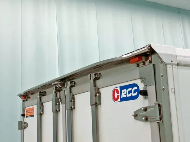 雨どい運転席側にヘコミがあります。|いすゞ ギガ QKG-CYL77Aの写真27