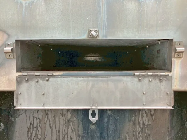 リヤレール中央部にジョロダー入れが付いています。|いすゞ ギガ QKG-CYL77Aの写真28