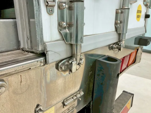 運転席側リヤドア下部のカバーに割れがあります。|いすゞ ギガ QKG-CYL77Aの写真29