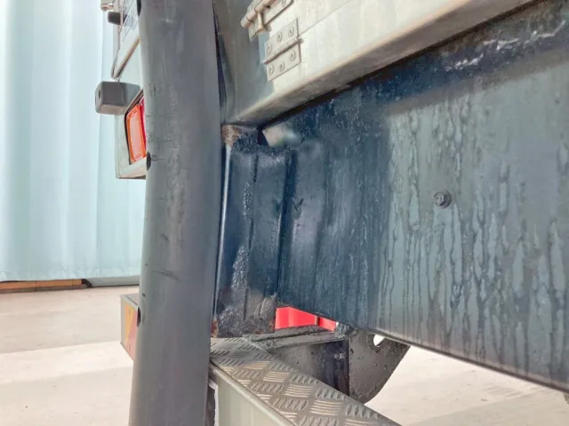 メインフレーム間の鉄板にヘコミがあります。|いすゞ ギガ QKG-CYL77Aの写真30