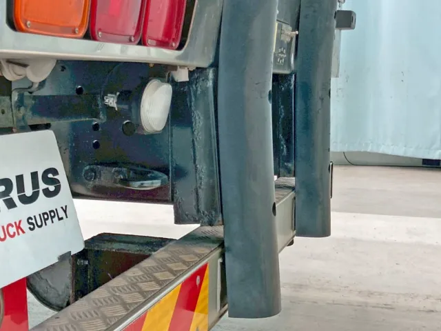 助手席側メインフレーム後端のステーに曲がりがあります。|いすゞ ギガ QKG-CYL77Aの写真31