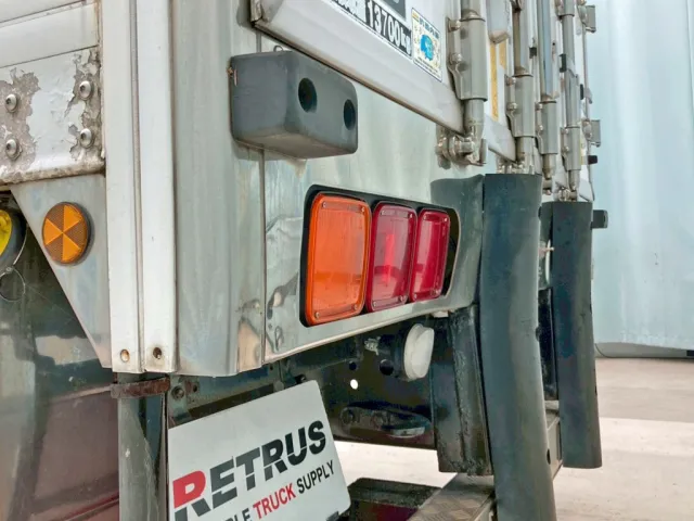 リヤレール助手席側にヘコミがあります。|いすゞ ギガ QKG-CYL77Aの写真32