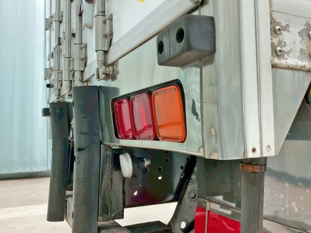 リヤレール運転席側にヘコミがあります。|いすゞ ギガ QKG-CYL77Aの写真33