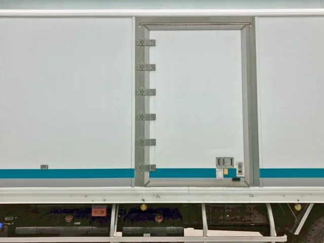 ボディー助手席側に片開き式のサイドドアが付いています。|いすゞ ギガ QKG-CYL77Aの写真39