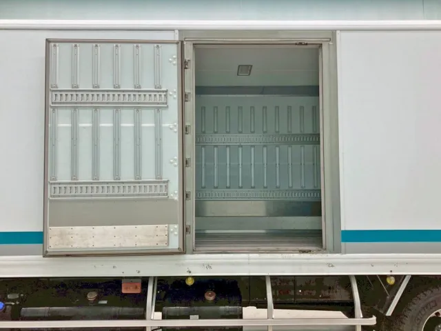 サイドドアを開いた状態です。(門口周りはステンレス製です)|いすゞ ギガ QKG-CYL77Aの写真40