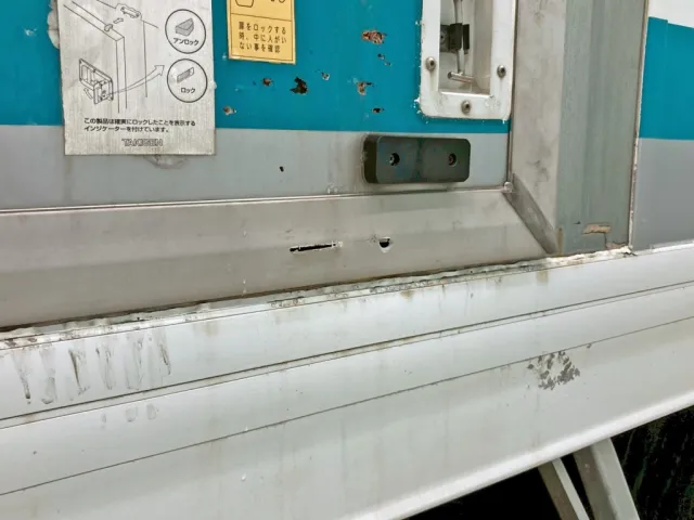 サイドドア下部のカバーは、ドア開閉時のロックの金具が干渉し突き出す為 穴が空いています。|いすゞ ギガ QKG-CYL77Aの写真41