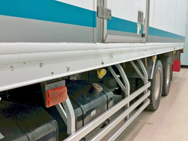 助手席側サイドレールの所々に塗装剝がれがあります。(前方)|いすゞ ギガ QKG-CYL77Aの写真43