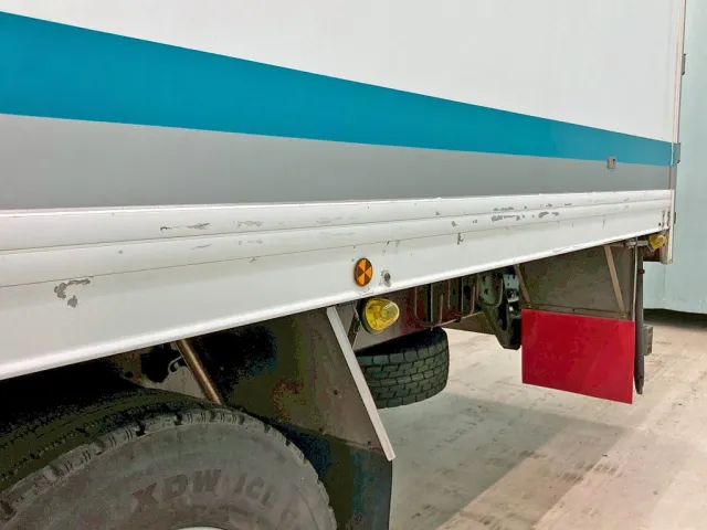 助手席側サイドレールの所々に塗装剝がれがあります。(後方)|いすゞ ギガ QKG-CYL77Aの写真44