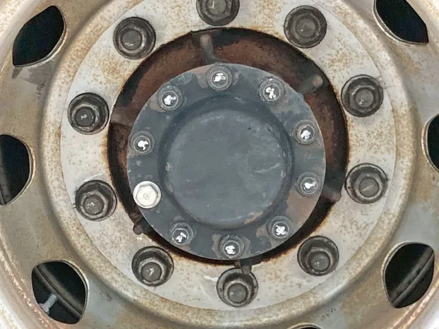 助手席側3軸目ハブセンターキャップボルトが1本だけ異品です。|いすゞ ギガ QKG-CYL77Aの写真46