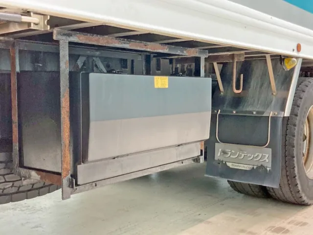 ボディー運転席側後方に工具箱が付いています。|いすゞ ギガ QKG-CYL77Aの写真47